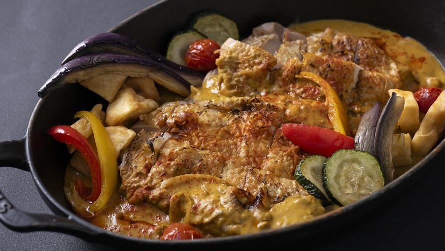 近江鶏腿肉の天火焼きと夏野菜のロースト　柑橘風味のタンドリーソース